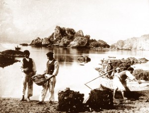 Gloeden_Wilhelm_von_1856-1931_-_n._0060_-_Pescatori_allIsola_Bella