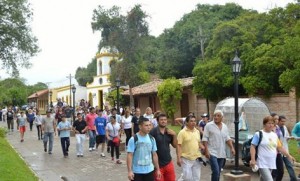 peregrinos ver lenda con el un cielo gris